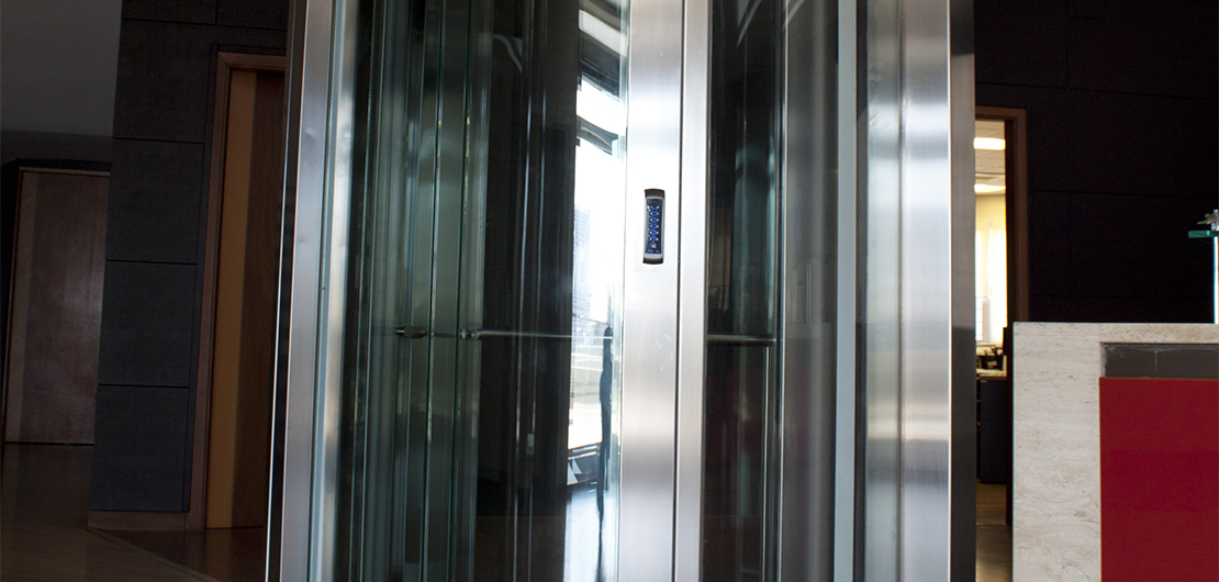 Reforma ascensor en oficinas de Himoinsa